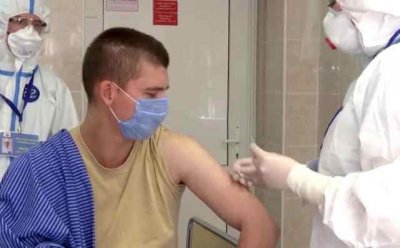 Первые добровольцы испытывают на себе вакцину от коронавируса