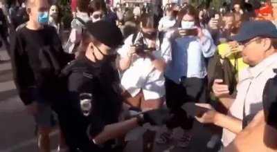 Девушка-сержант раздала маски всем участникам митинга в Москве