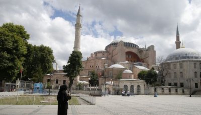Культовый музей Стамбула становится мечетью