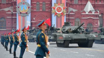 Россия отметила День Победы традиционным грандиозным военным парадом в Москве