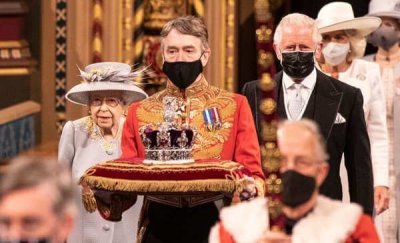 Королева Елизавета выполняет первый большой королевский долг после смерти принца Филиппа