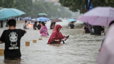 При наводнении в Китае погибли двенадцать человек