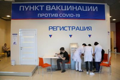 Президент Путин заявил, что вакцинация не должна быть навязанной, но людей необходимо поощрять