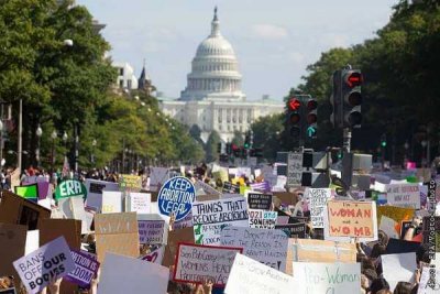 Тысячи людей участвуют в митингах в поддержку абортов в США