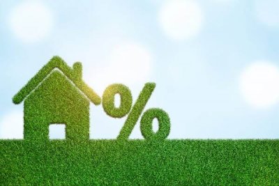 Спрос на ипотеку в России снизился на треть