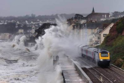 Смертоносный шторм в Великобритании унес жизни двух человек