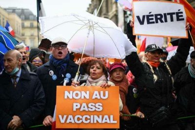 Во Франции тысячи людей протестуют против новых коронавирусных ограничений