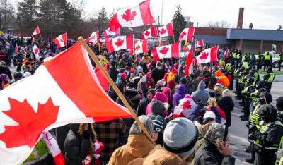 Протесты дальнобойщиков Канады продолжаются после введения Закона о чрезвычайных ситуациях