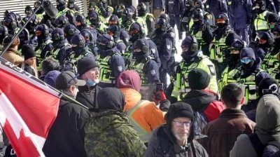 Полиция в Оттаве продолжает арестовывать протестующих
