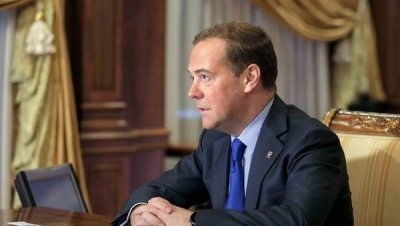 Медведев объяснил решение России отказаться от доллара и евро в вопросе торговли газом
