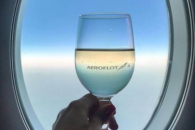 «Аэрофлот» объяснил причину замены импортного шампанского российским