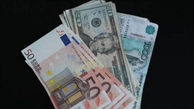 Россияне в марте забрали из банков валюту на десять миллиардов долларов