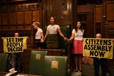 Климатические активисты вторглись в британский парламент