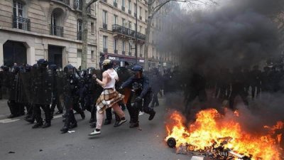 Более 100 полицейских получили ранения во время протестов в честь Дня труда во Франции