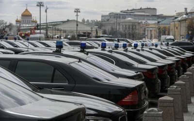 Госчиновники должны пользоваться автомобилями российского производства – президент