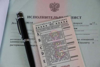 Россиян стали лишать водительских прав из-за накопившихся долгов