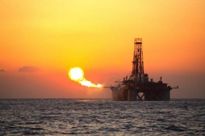 Нефтяные компании продолжают бурение на море