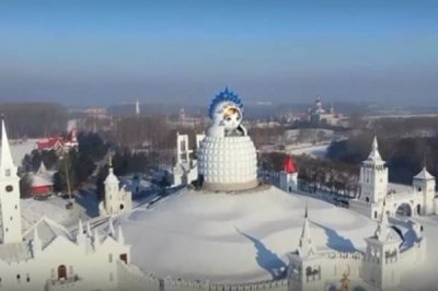 В Китае соорудили снежную Снегурочку