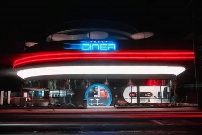 В Лос-Анджелесе открылся первый ресторан Tesla Diner, где роботы готовят и подают еду
