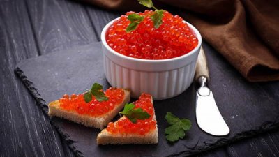 Рынок красной икры в России рухнул: продажи упали почти на четверть за год