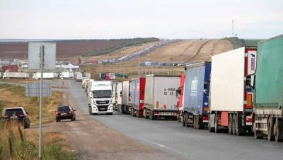 Тысячи фур встают в пробки: российские селлеры теряют миллионы на границе с Казахстаном