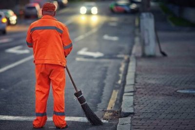 Дворники обогнали многих: в России зафиксирован рекордный рост зарплат в сфере уборки