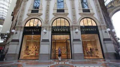 Prada приобретает Versace за $1,375 млрд.: новая эра в мире высокой моды