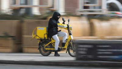 Госдума предложила ужесточить правила для курьеров: полный запрет на движение по оживленным тротуарам